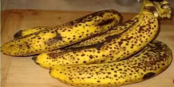 is it safe to eat bananas with black spots?