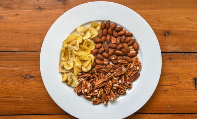 Can you eat bananas with nuts?